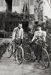 Pierre ve Marie Curie bahçelerinde by Unknown photographer