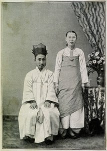19. yüzyılın sonunda bir Coreen memuru ve karısının portresi. by Unknown photographer