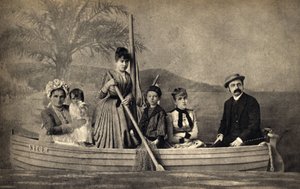 Bir teknede sahnelenen, fotoğrafçılı bir ailenin portresi. Fotoğraf, 19. yüzyıl sonu, Paris. Kol. Selva. by Unknown photographer