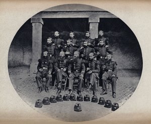 22. hattın itfaiyecilerinin (itfaiyeciler) portresi by Unknown photographer