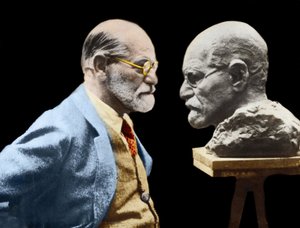 Psikanalizin mucidi Sigmund Freud, 1931 yılında heykeltıraş Onuma Nemon tarafından yapılan büstünün önünde. by Unknown photographer