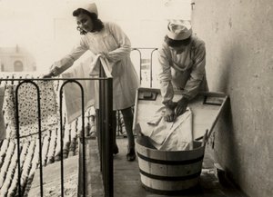 Bazı kadınlar, bugün quot;Innocenzo da Imolaquot; ortaokulu olan quot;Regina Elenaquot; di Imola kadın mesleki eğitim okulunda çamaşır yıkama işiyle meşgul. by Unknown photographer