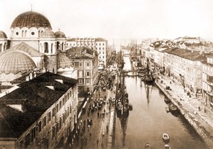 19. yüzyılın sonunda Trieste şehrinin görünümü. by Unknown photographer