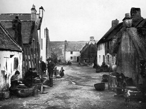 Balıkçı kasabasında, Cromarty, İskoçya, 1924-1926. by Valentine and Sons Ltd