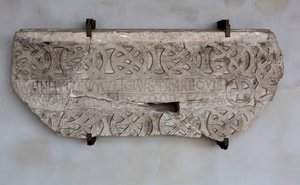 Yazıtlı ve süslemeli taş (fotoğraf)