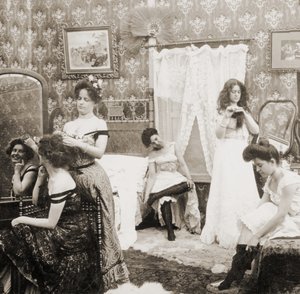 'Balo için Giyinme', c.1900 (sepya fotoğrafı) (ayrıca bkz. 473245) by Vermont, USA H.C. White Company