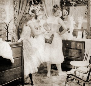 'Fazlayı Azaltma', genç bir kadını korse giydirirken gösteren stereoskopik kart, c.1900 (sepya fotoğrafı) (ayrıca bkz. 473247) by Vermont, USA H.C. White Company