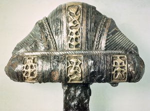 Damgalı dekorasyona (pirinç ve demir) sahip bir kılıç kabzasının detayı by Viking
