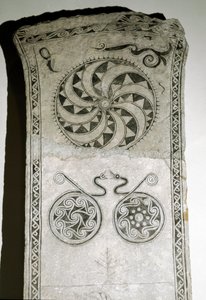 Güneş sembolü ile runestone, 7-8. yüzyıl