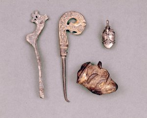 Sağ üstte çeşitli aparat parçaları ve Viking mücevherleri, tanrı Odin