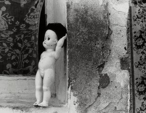 Pencere pervazındaki bebek by Vincenzo Balocchi