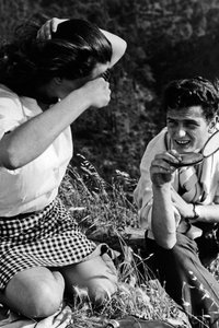 Çayırda bir çiftin portresi, c.1970 (b/w fotoğraf) by Vincenzo Balocchi