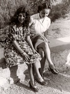 Duvarda oturan iki kız, İtalya, c.1940 (b/w fotoğraf) by Vincenzo Balocchi