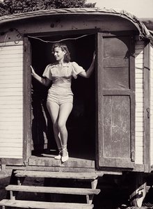 Sirk arabasında genç kadın, c.1960 (b/w fotoğraf) by Vincenzo Balocchi