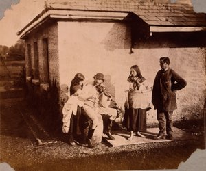 Çocuklar keman çalan bir adamı dinler, c.1859-61 by Viscountess Hawarden