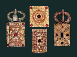 Altın ve granat süslemeli metal küpeler, 7. yüzyıl (altın ve granat) by Visigothic