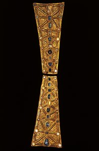 Guarrazar Hazinesi'nden altın, granat ve incilerden bir haç alayı boynu, 7. yüzyıl (altın, granat ve inciler)