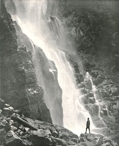 Tepe bölgesinde bir şelale, Dehra Dun, Hindistan, 1895. by W and S Ltd