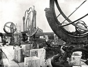 Gözlemevinin tepesindeki bazı aletler, Pekin, Çin, 1895. by W and S Ltd