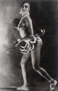 Josephine Baker muz kemeriyle giyinmiş. Lucien Walery