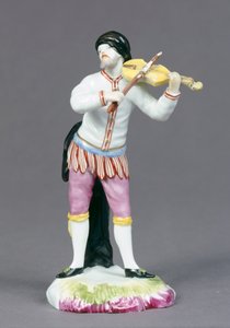 Fuerstbischoefliche Fayencemanufaktur Fulda tarafından üretilen 'Commedia dell'Arte' grubundan Keman çalan Harlequin, c.1770 (porselen)