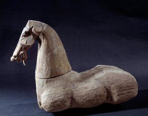 Çin Sanatı: Ahşap At. Daha önce Han döneminden heykel. Paris, Müze Cernuschi