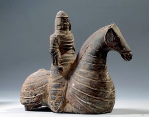 Çin sanatı: zırhlı atlı heykelciği (MÖ 206-MS 220), Han dönemi. Paris Müzesi Cernuschi