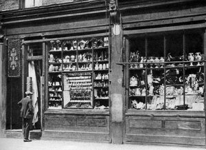 Bir tefeci dükkanı önü, Bow, Londra, 1926-1927.