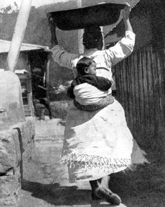 Sırtında bir bebek taşıyan Koreli bir kadın, 1936.
