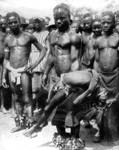 Bir Yafouba kabilesi bir kızla hokkabazlık yapıyor, Fildişi Sahili, Batı Afrika, 1936.