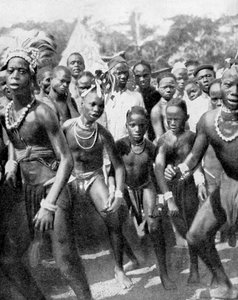 Kız kılığına girmiş erkek dansçılar, Yafouba kabilesi, Batı Afrika, 1936.