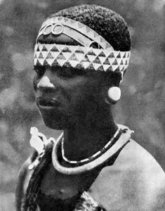 Bir Angoni kabile reisinin karısı, Mozambik, Afrika, 1936.