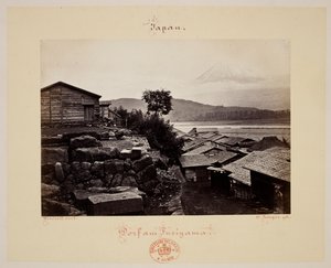 Fusiyama. Arka planda ev ve Fuji Dağı.