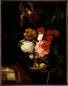 Auricular Gümüş Vazoda Gül, İris, Leylak ve Diğer Çiçekler, Drapeli Çıkıntıda Salyangoz ve Kelebek ile by Willem van Aelst
