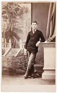 Merdivenlerin ve bahçenin boyalı arka planının önündeki genç adamın stüdyo portresi by William Bentley