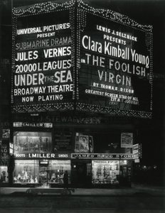 1554 Broadway 46th Street, I. Miller Shoes; James Drug Store ve yukarıda aydınlatılan filmler için büyük çerçeveler. by William Davis Hassler