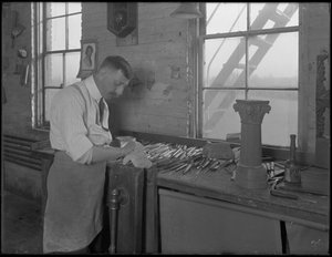 Tabut süsleri üzerinde çalışan Carver, Oneida, New York, 3 Nisan 1916 by William Davis Hassler