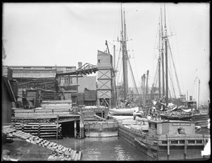 Tanımlanamayan sahildeki rıhtımlar ve tekneler, muhtemelen Harlem Nehri, Inwood, New York, 1910 dolayları by William Davis Hassler