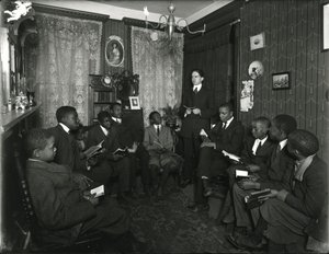 Bayan Bostick's, 72 West 99th Street, Bay Rockwood'daki Evangelist Komite dersi, genç Afrikalı Amerikalı erkek ve erkeklerden oluşan bir öğretim grubu. 31 Mart 1916 by William Davis Hassler