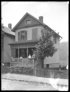 Bir nehir veya göl üzerindeki bir evin verandasında poz veren dört çocuk, Inwood, New York, 1910 dolayları. by William Davis Hassler