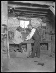Frank P. Hassler ve Mary Hassler bodrumda, Glen Ellyn, c.1912 by William Davis Hassler