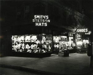 Smith'in Stetson Şapkaları, Ayakkabıları, Likörleri, c.1910-21'in reklamını yapan aydınlatılmış mağaza cepheleri by William Davis Hassler
