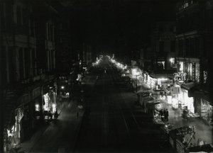 ಆರ್ಚರ್ಡ್ ಸ್ಟ್ರೀಟ್, NYC, 1917 ಟರ್ಕ್‌ನಲ್ಲಿ ಗ್ರ್ಯಾಂಡ್ ಸ್ಟ್ರೀಟ್‌ನ ರಾತ್ರಿ ನೋಟ by William Davis Hassler