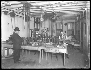 Altıncı kat atölyesi, Gayzer Elektrikli Su Isıtıcı Şirketi, 42 Hudson Street, New York City, 31 Aralık 1914 by William Davis Hassler