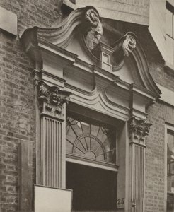 Doorway, Crutched Friars, Londra (s/b fotoğraf) by William Galsworthy Davie