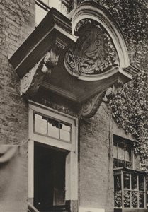 Doorway, The Manor House, Bermondsey, Londra (s/b fotoğraf) by William Galsworthy Davie