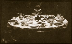 Zarif bir şekilde ayarlanmış masa, c.1841 (calotype negatiften tuzlu kağıt baskısı) by William Henry Fox Talbot