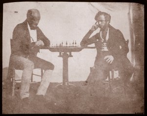 Nicolaas Henneman bir satranç oyununda hamlesini düşünüyor, Eylül 1841 (negatif calotipten tuzlu kağıt baskısı) by William Henry Fox Talbot