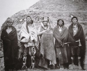 Bir kabile toprak kulübesinin önündeki Pawnee halkı, 1869 dolayları (s/b fotoğraf)