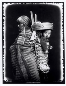 Sırtında papoose taşıyan Navajo kadın, 1914 dolayları (bw fotoğraf)